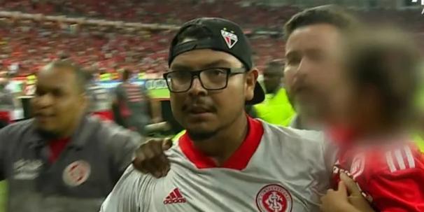 Torcedor que invadiu o campo com uma criança no colo (Reprodução Sportv)