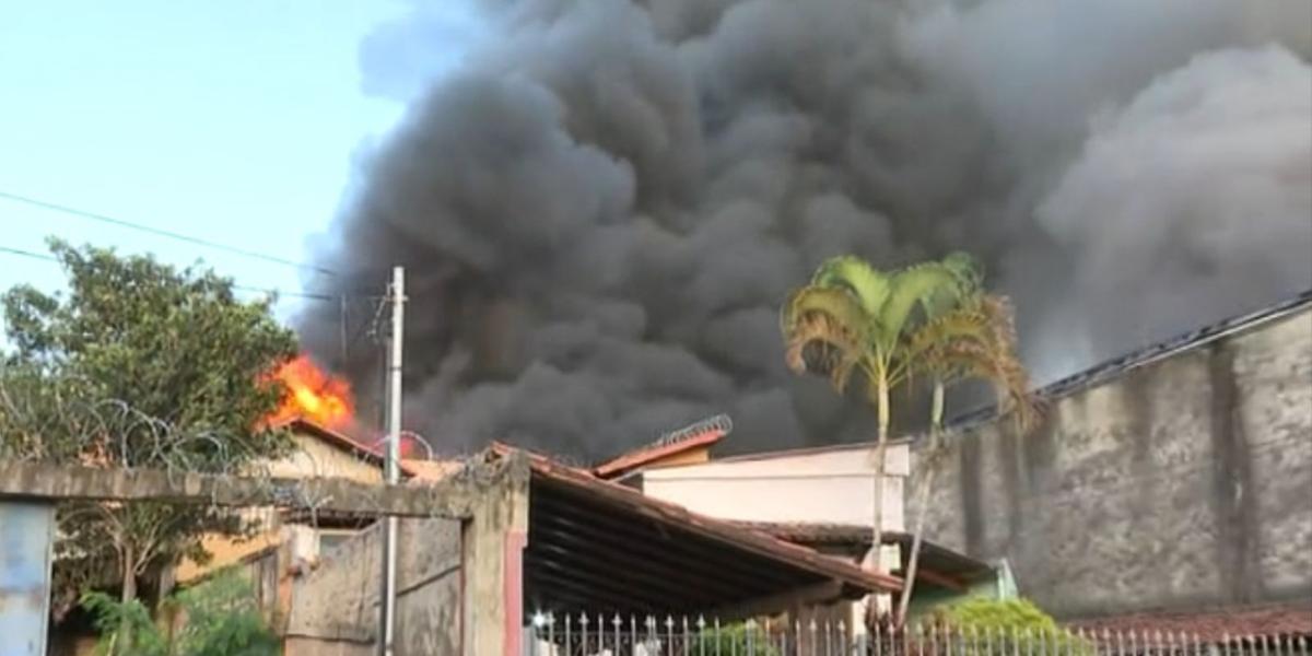 Pelo menos 30 militares do Corpo de Bombeiros atuaram na ocorrência (Reprodução TV Globo)