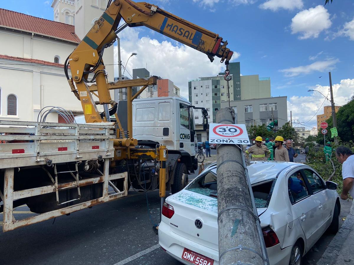 Poste destruiu o táxi do seu 'Tarlei', veículo não tinha seguro (Pedro Faria / Hoje em Dia)