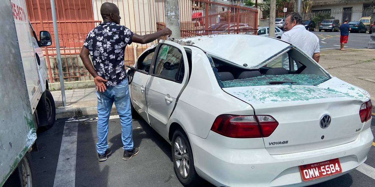 'Seu' tarlei observa o táxi destruído por poste (Pedro Faria/Hoje em Dia)