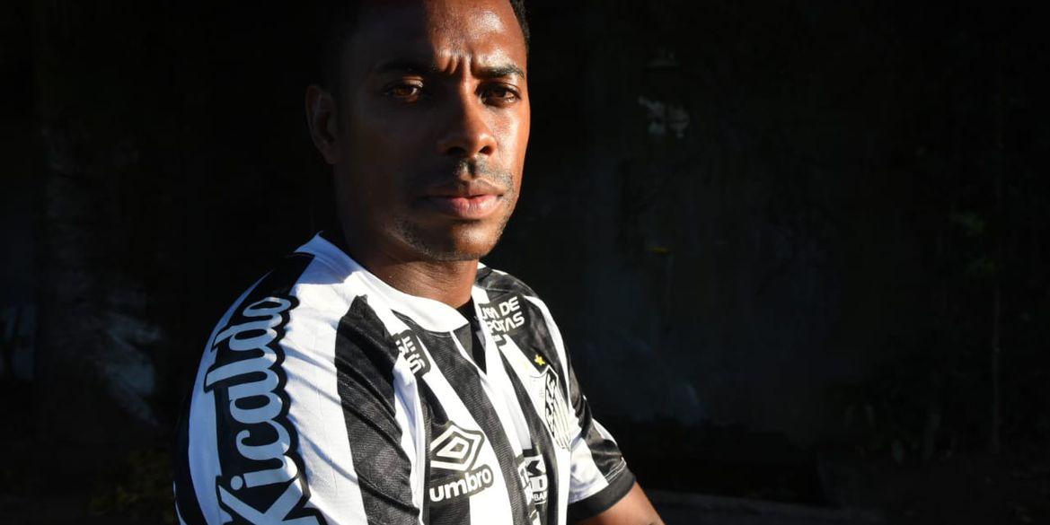 Defesa de Robinho entrega passaporte ao STJ (Divulgação / Santos FC)
