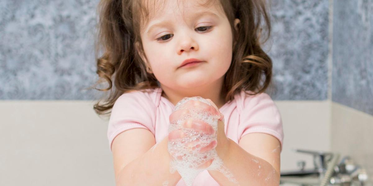 Lavar as mãos frequentemente com água e sabão é fundamental para prevenir a doença (Freepik)