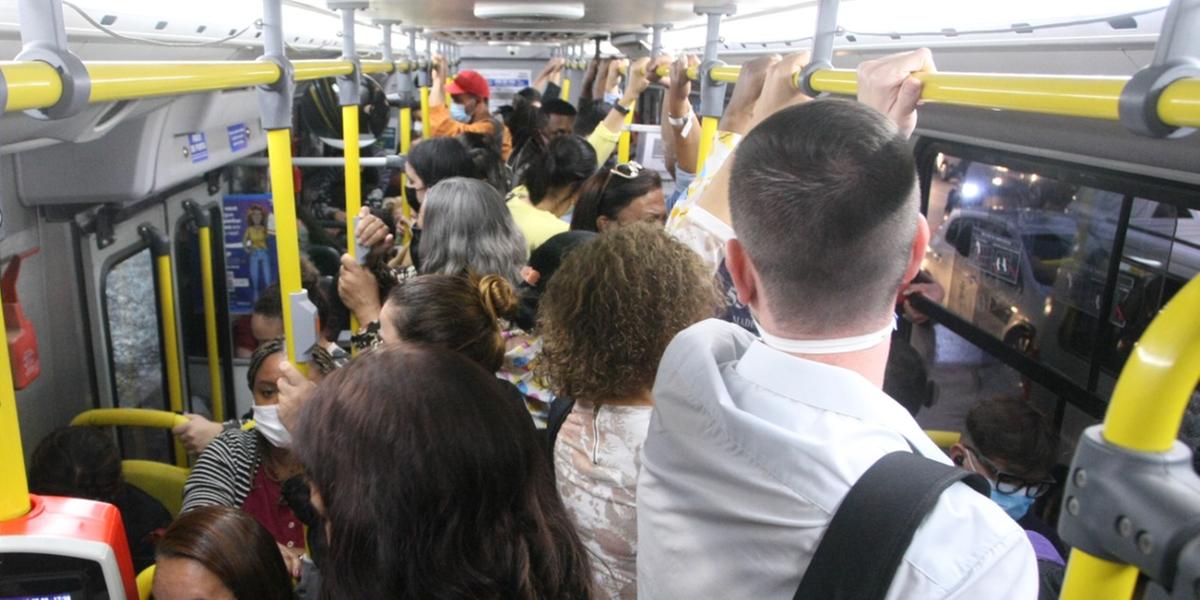 Superlotação nos ônibus é a segunda reclamação mais recorrente entre os passageiros, respondendo por 15% das queixas (Maurício Vieira)