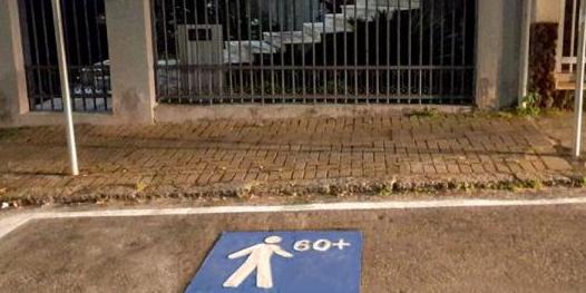 A nova figura indicativa de vaga reservada para idosos em BH traz uma pessoa em pé, com postura reta, e a indicação "60+" (PBH / Divulgação)