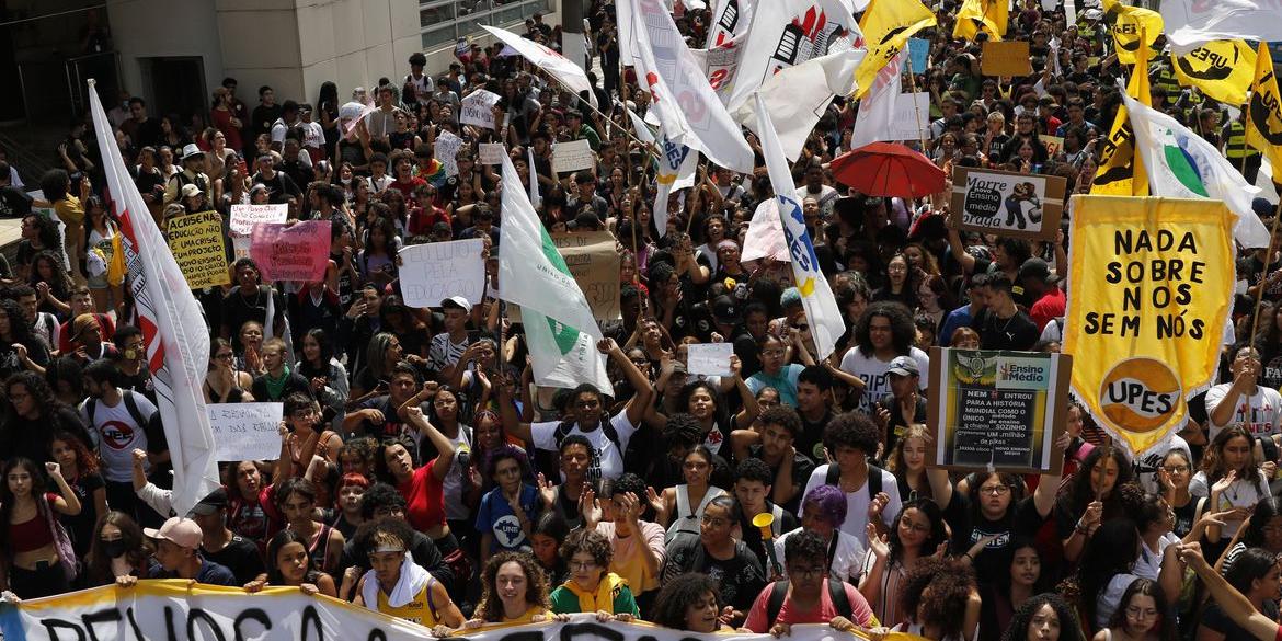 Especialistas defendem diálogo com o governo para novo formato (Fernando Brazão/Agência Brasil)