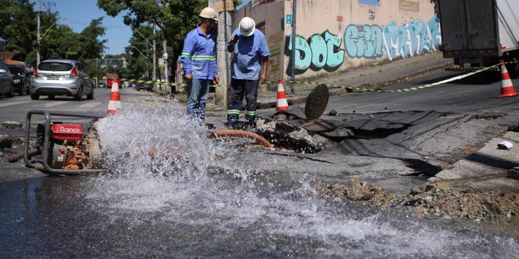 No último dia 30, um vazamento de água causou transtornos a moradores do bairro Santa Mônica, na Pampulha (Valéria Marques)