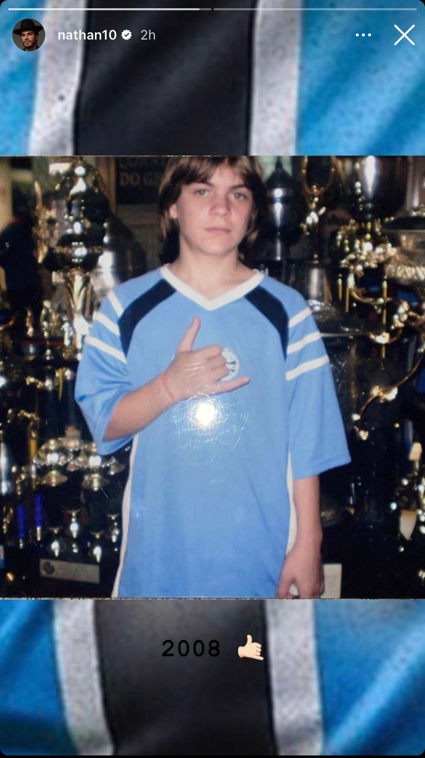 Nathan com a camisa do grêmio em 2008. Na sequência, ele postou uma foto no avião dizendo "Partiu POA (Porto Alegre)" (Reprodução)