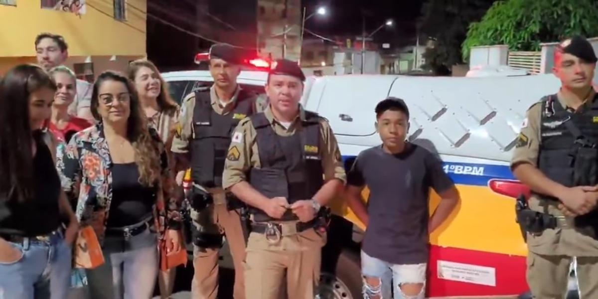 Lázaro recebendo um celular novo após entrega rum que achou na rua (Polícia Militar / Divulgação)