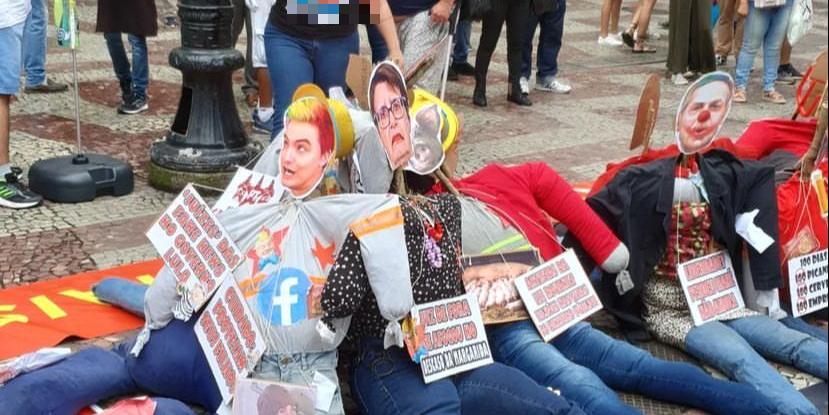 Manifestantes em Juiz de Fora usaram bonecos com fotos de personalidades para criticar Lula (Twitter / Reprodução)