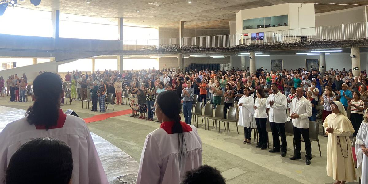 Fiéis acompanham a missa da ressurreição na Catedral Cristo Rei (Pedro Faria / Hoje em Dia)