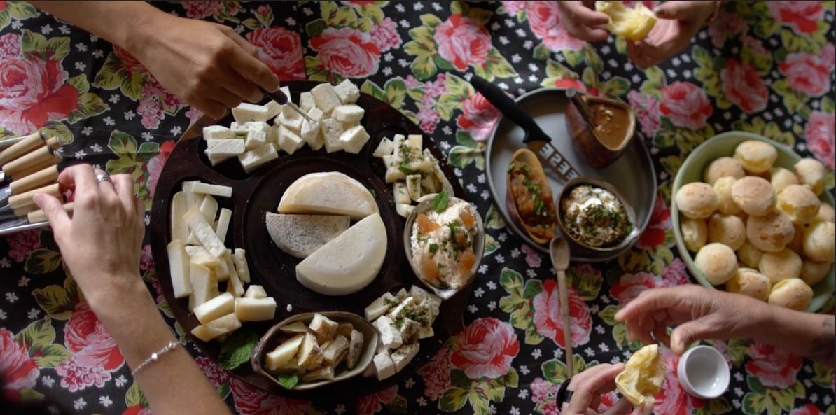 A vivência no Aprisco Chèvremón termina com uma degustação completa, que inclui queijos, pães de queijos e doce de leite de cabra (Bárbara Oliveira / Instituto Rede Terra)
