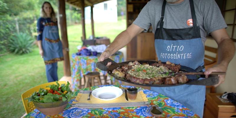 O almoço é preparado pelo casal e servido na varanda do sítio (Marcelo Belém/Instituto Rede Terra)