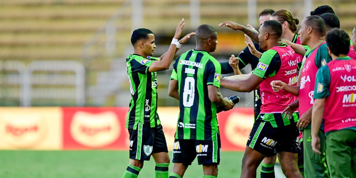 Gol contra no fim garantiu vitória americana depois do castigo do empate (Mourão Panda/América)