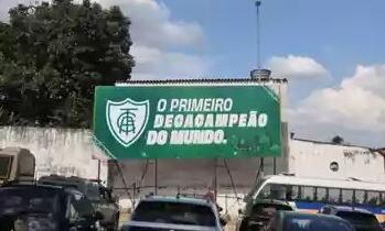 Placa fica bem em frente a janela da casa de Myrza, que costumava assistir os jogos dali mesmo (Reprodução/Redes Sociais)