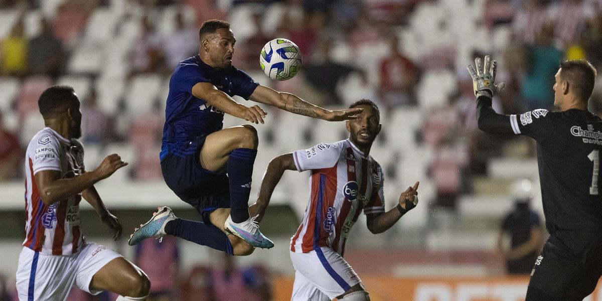 Em noite de estreias, Cruzeiro domina o Náutico, mas leva gol no fim e sai derrotado de Recife