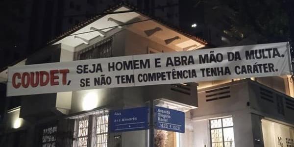 Torcida estende faixas de protestos contra Coudet e diretoria do Atlético (Reprodução / Twitter Central do Galo)