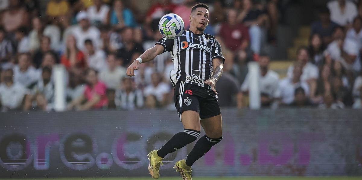 Paulinho lamenta mais uma partida em que o ataque alvinegro deixou a desejar (Pedro Souza / Atlético)