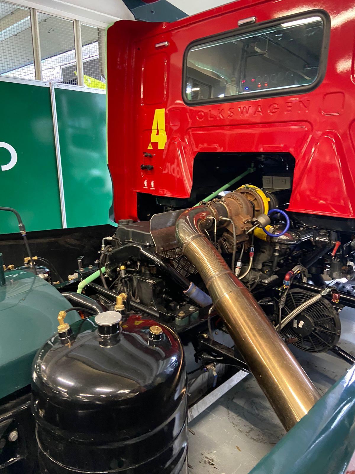 Detalhe do motor do Mission Zero, que virou um caminhão "tunado" (Pedro Faria/Hoje em Dia)