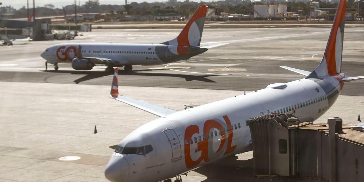 Ministérios pedem apuração de crimes em retirada de mulher de voo da Gol 