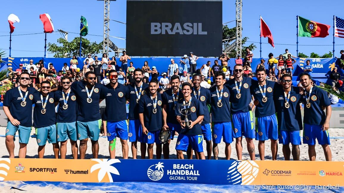 Equipes masculina e feminina do Brasil bateram os argentinos e ficaram com o título em Maricá (Santi Russo/@Play_Handball)