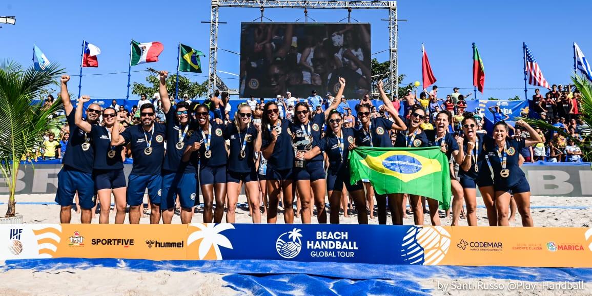 Equipes masculina e feminina do Brasil bateram os argentinos e ficaram com o título em Maricá (Santi Russo/@Play_Handball)
