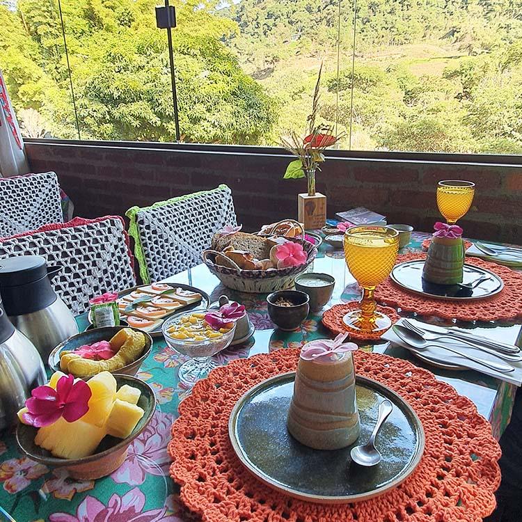 O Canto do Papagaio é uma hospedagem que oferece o cuidado e bem-estar desde a preparação do alimento, através dos ensinamentos da Ayurveda (@amoestarbem)