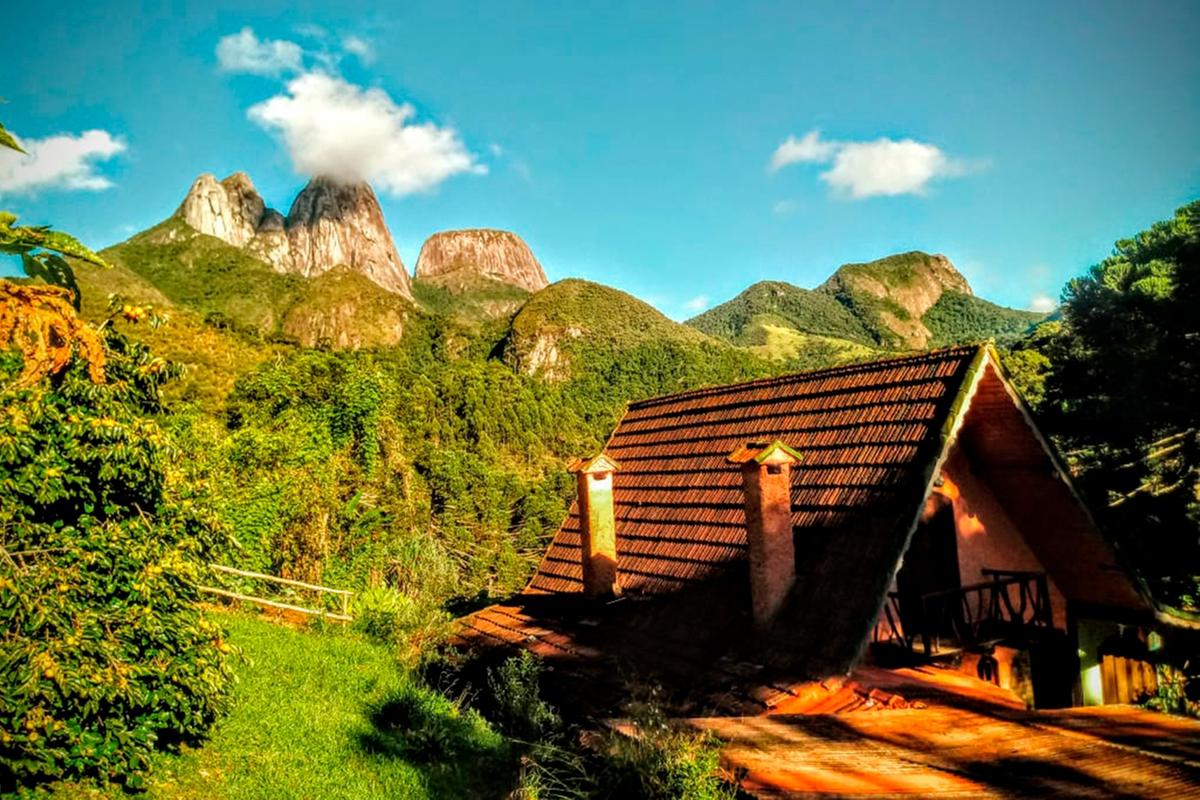 Aos pés dos Três Picos está a Gaia de Luz, um lugar de transformação com hospedagem singela, com chalés que podem ser locados por temporada (@amoestarbem)