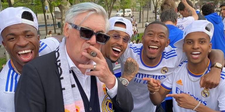 Cotado para treinar o Brasil, Ancelotti é amado pelos brasileiros. Na foto, celebra títulos ao lado de Vinir Jr. Rodrygo e Militão (Divulgação/ Real Madrid)