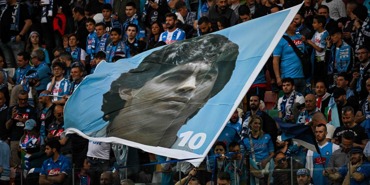 Torcedores festejam o título após 33 anos (Twitter oficial Napoli)
