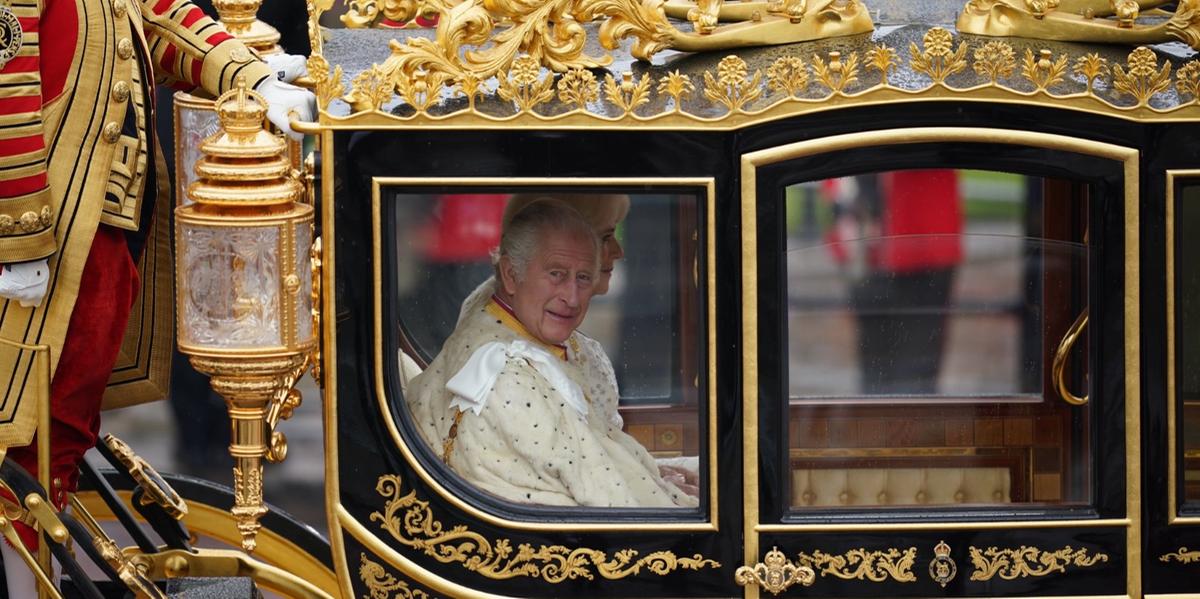 Rei Charles III é o 40º monarca a receber a coroa na Abadia de Westminster