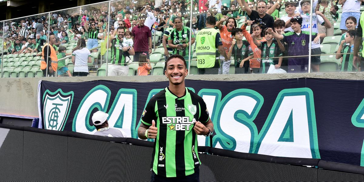 Arthur foi ao Independência se despedir do América no duelo contra o Cuiabá (Mourão Panda/América)