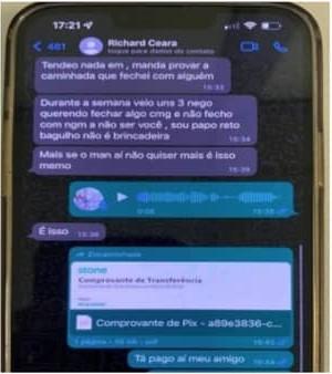 Print de uma conversa de Richard com um dos intermediadores. Logo abaixo é possível ver um comprovante de um PIX feito ao jogador (Divulgação/Itatiaia)