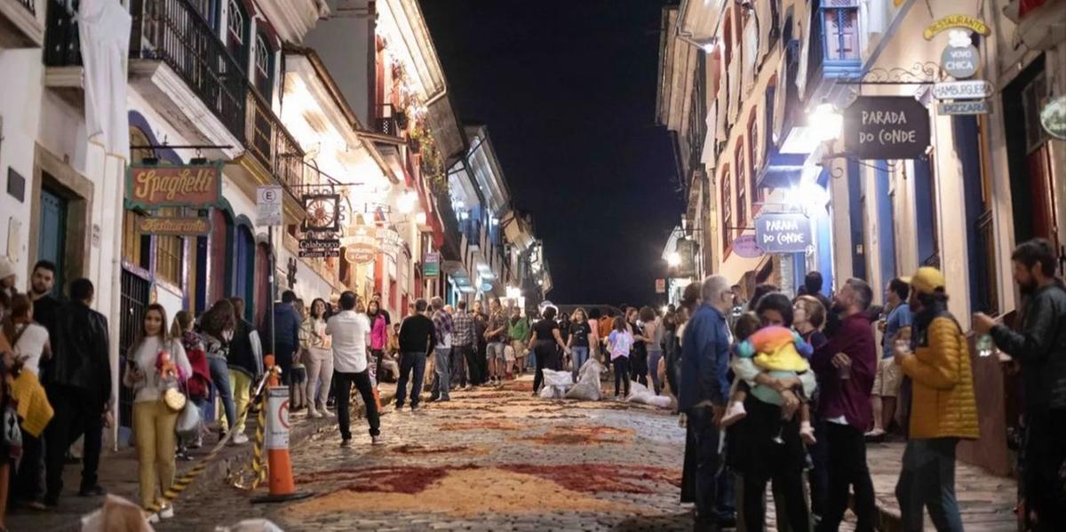 Rua Direita de Ouro Preto é palco de tradições da cidade histórica, como as procissões da Semana Santa (Instagram / Secretaria de Cultura e Turismo / Reprodução)