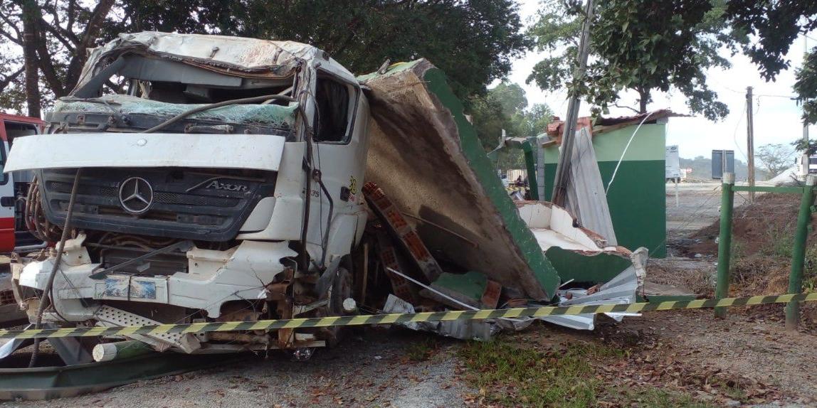 Corpo ficou debaixo dos destroços. O caminhão carregava cerca de 40 toneladas de pedra (Corpo de Bombeiros)