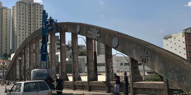 Preparativos para a festa no viaduto Santa Tereza, no bairro Floresta (Valéria Marques/Hoje em Dia)