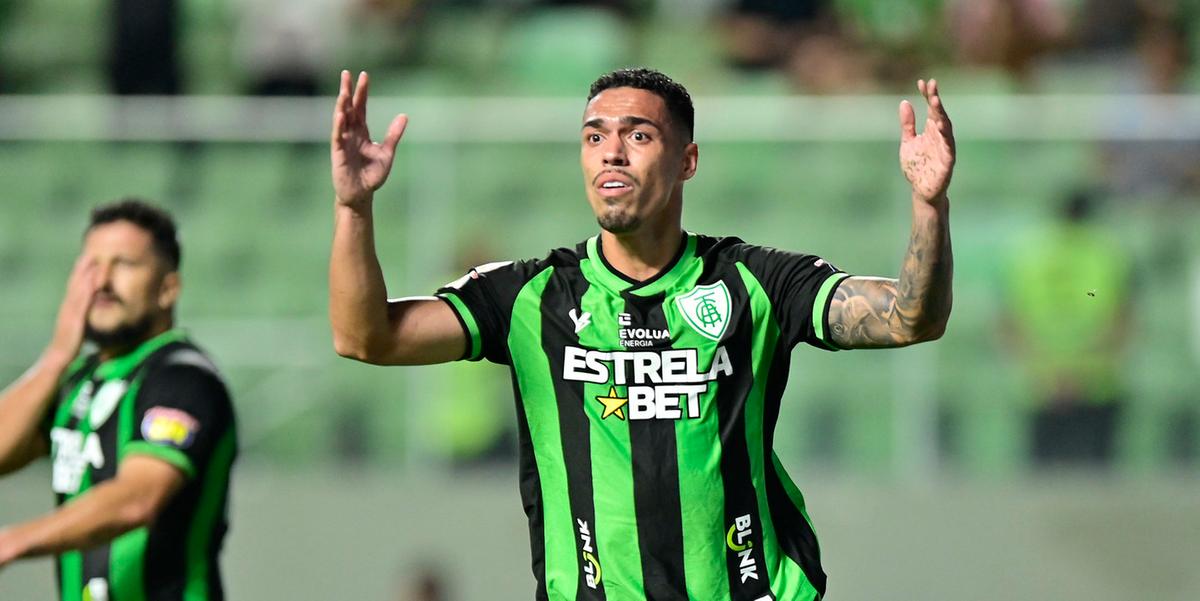 Coelho passou a viver fase ruim quando instalou placa na frente da janela de vizinha do Independência (Mourão Panda/América)