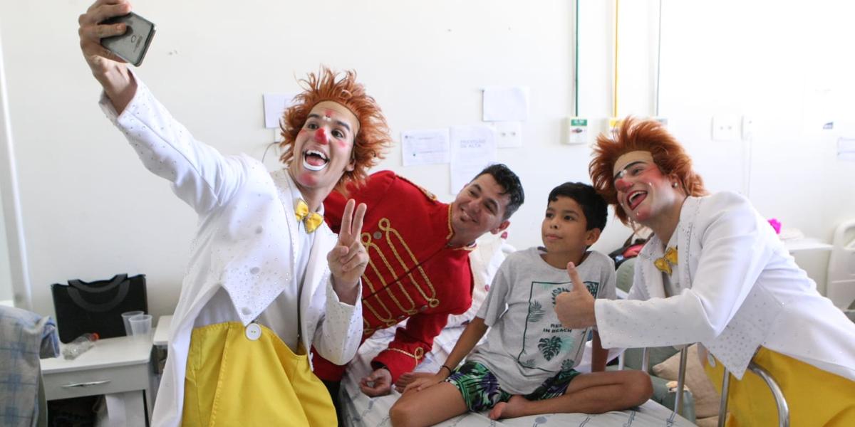 Olha a selfie! Palhaços tiram foto com criança internada na Santa Casa de BH (Maurício Vieira/Hoje em Dia)