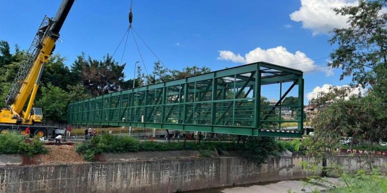 Após passarela ser destruída pelas chuvas de 2020 em BH, nova estrutura é instalada sobre o Ribeirão Arrudas (PBH / Divulgação)