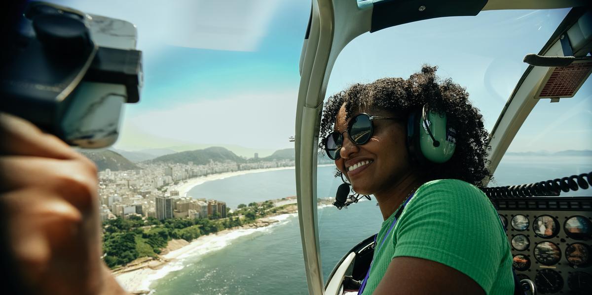Passeio de helicóptero permite apreciar as belezas naturais do Rio de Janeiro (Voo Rio / Divulgação)