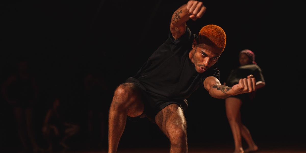 Inspirado nos ritmos do candomblé, os bailarinos mergulham em sonoridades, demonstrando profundo respeito à natureza (Gilberto Goulart)