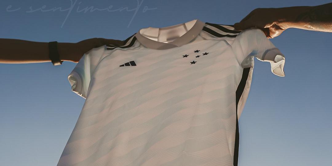 Nova camisa cruzeirense já está a venda online e nas lojas do clube (Divulgação/Cruzeiro)