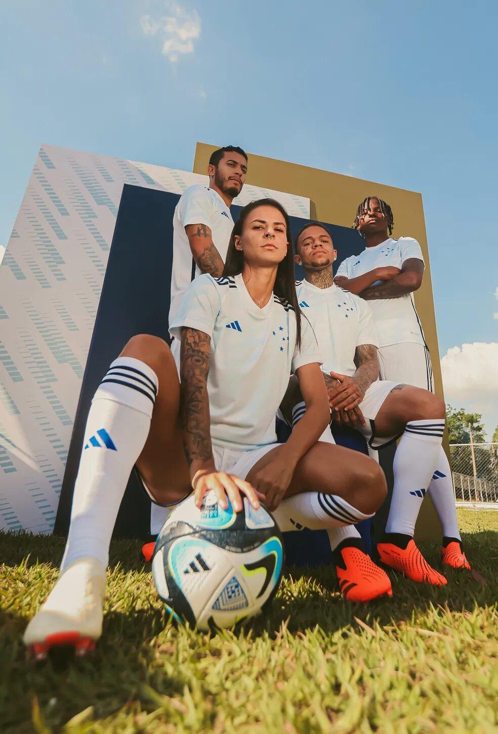 Atletas do clube posam com o novo uniforme (Divulgação/Adidas)