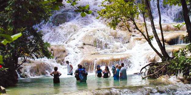 Dunn's River Falls oferece uma emocionante experiência de escalada (Divulgação)