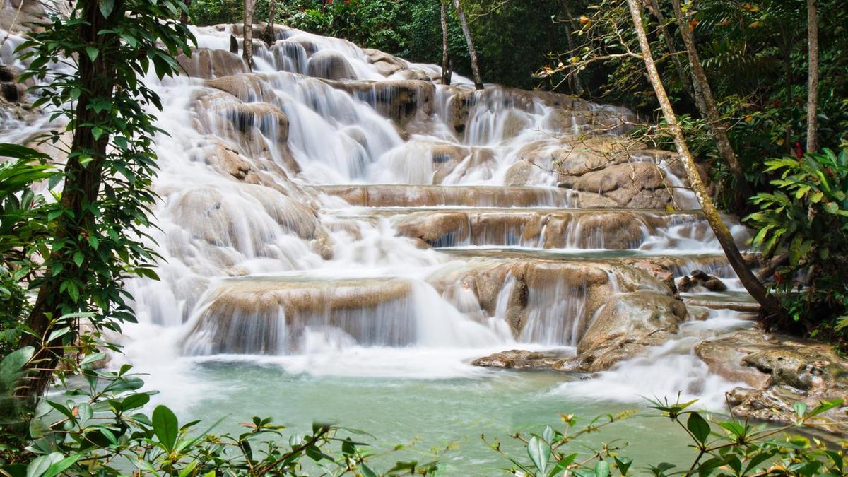 Jamaica é conhecida por suas belas praias, mas também é opção para os amantes da adrenalina e da natureza (Divulgação)