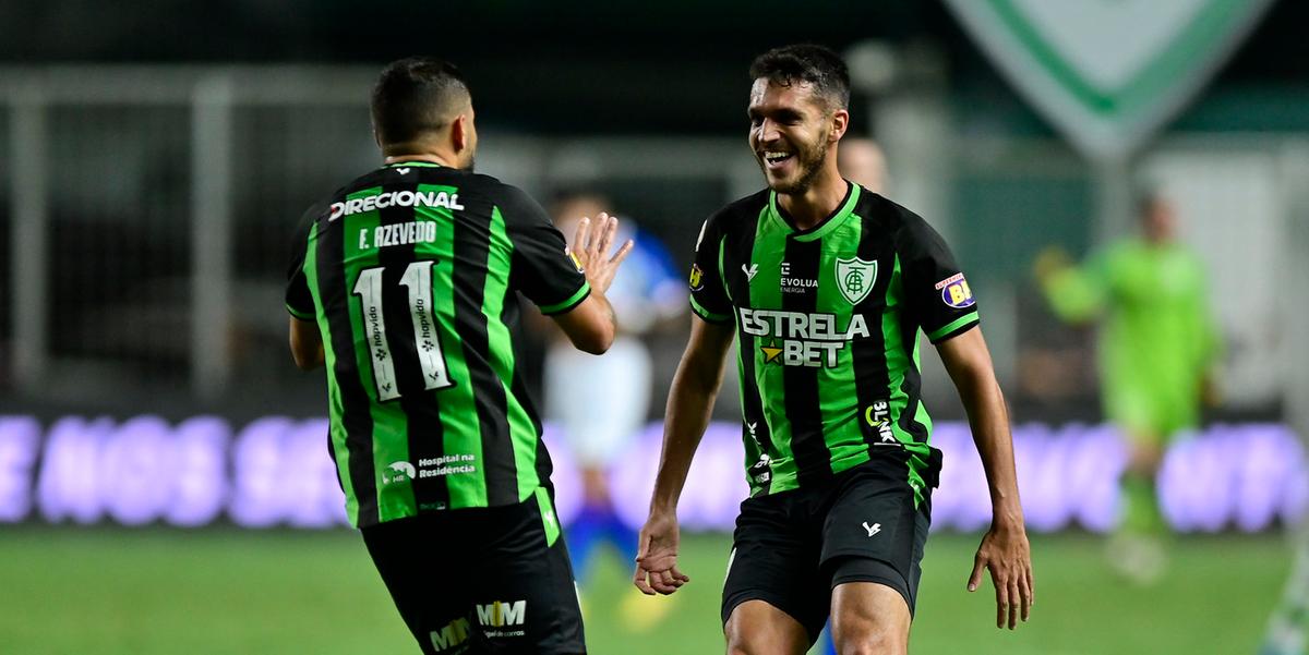 Felipe Azevedo celebra o gol que garantiu a primeira vitória americana no Brasileirão (Mourão Panda/América)