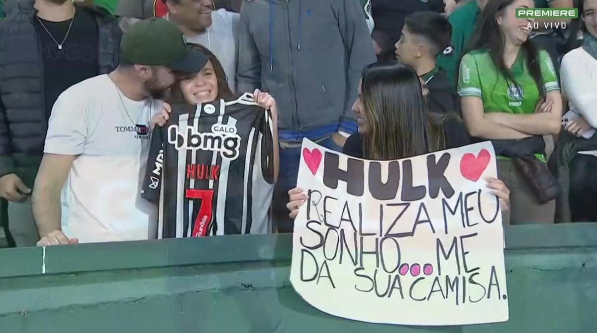 A emoção da torcedora ao receber a camisa de Hulk (Reprodução/Premiere)