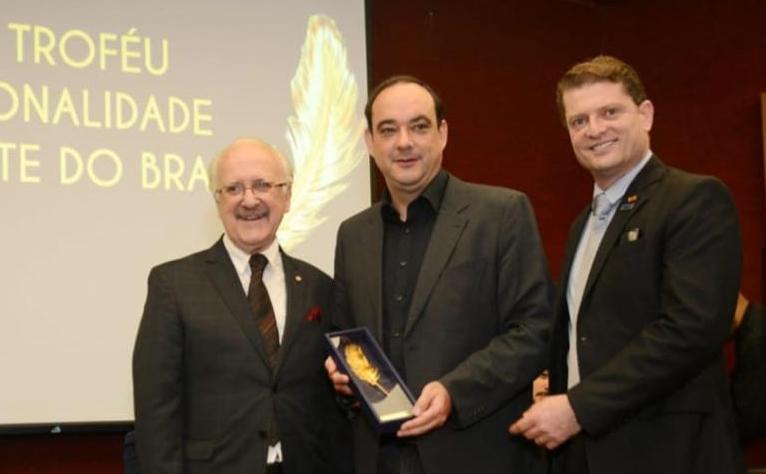 O jornalista Antônio Claret Guerra, o Pres. Da Fiemg Flávio Roscoe e Rodrigo da Silva Fernandes, pres. Do Sindijori ()