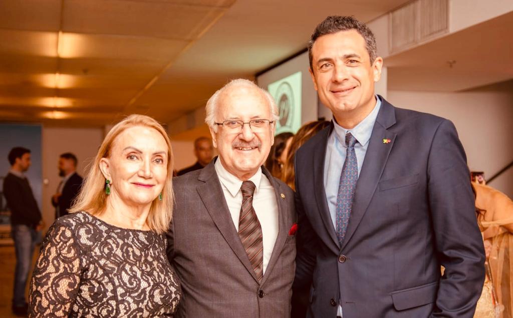 Os jornalista Suely e Antônio Claret Guerra e o diretor da TAP para a América Latina, Carlos Antunes ()