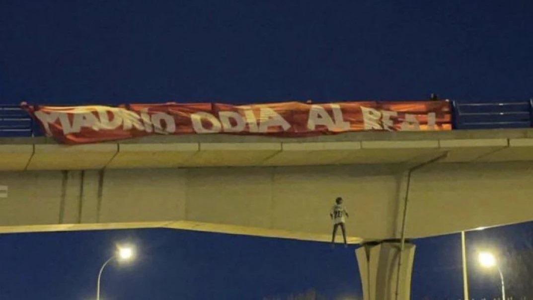 Boneco enforcado em ponte com a camisa do Real e a numeração de Vini Jr. (Reprodução / Twitter)