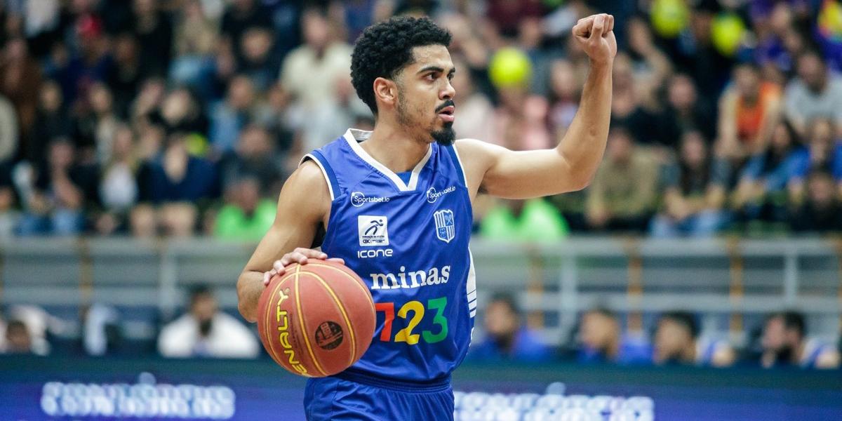 Minas entra em quadra para fazer história no NBB (Reprodução Twitter Minas Tênis / Marcos Limonti/SFB)